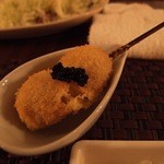 ワインと串揚げ こぱん - うずらの煮玉子にランプフィッシュキャビアのせ