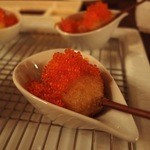 ワインと串揚げ こぱん - 帆立貝柱のとびっこ添え