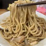煮干らーめん 川むら - 混ぜた後の麵リフト