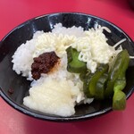 横浜らーめん 大塚家 - ライスにいろいろのせてみる
