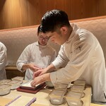 銀座 しのはら - あっつ熱の蒸したてもち米を器へ　見たら余計美味しくなる