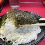 横浜らーめん 大塚家 - 海苔で巻く