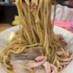 煮干らーめん 川むら - 混ぜる前の麵リフト