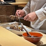 銀座 しのはら - 肝ダレを塗布中のスッポン