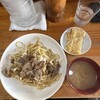 長谷川 - 焼きそば定食(大)を注文。ココにソースを回しかけする。