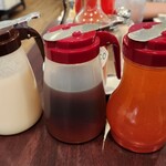 Eggs'n Things - 3種類のシロップ(ココナッツ、メイプル、グアバ)