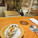 築地のら - 氷の上にのった牡蠣を白ワインと一緒に