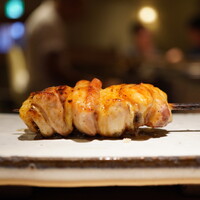 焼鳥 おみ乃 - ◇かしわ
                    大胆な重厚感のままに放り込めば、密度のある歯応えにさらりとしたタレが輪郭を作りながら伊達鶏らしさに満ちた旨さを炸裂！