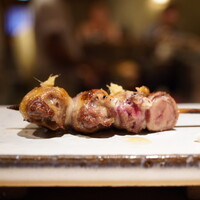 焼鳥 おみ乃 - ◇丸ハツ
                    滑らかな舌触りのままにウォーター感に味をつくる塩気。クセを消すように生姜を乗せるが、そんな引き締めて要らずの鮮度と仕立て。美味しい！