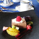 メインダイニングルーム 三笠 - チョコレートムース フルーツ添え（八重桜）