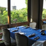 メインダイニングルーム 三笠 - L型のテラス席は、どこからでも五重塔が一望