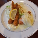 318584635 - マリネランチ（サーモンマリネ、エビフライ、サラダ）