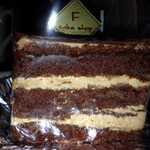 F - チョコレートケーキ（横から）