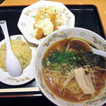 餃子の王将 - 【ランチ】 高菜ラーメン、エビフライタルタルソース、ミニチャーハンのセットで750円