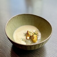 BURDIGALA MARUNOUCHI The Restaurant - 茄子・冬瓜・鰹出汁のジュレ・ムール貝入り。混ぜながらいただく食べるスープです。