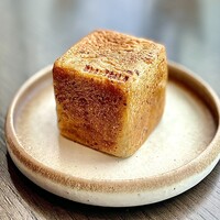 BURDIGALA MARUNOUCHI The Restaurant - 烙印入りのキューブ型がキュートなパンはアマニ種子入り、香ばしく美味しい(*ˊᵕˋ* ) 流石はBURDIGALA TOKYOの系列ですね✩.*˚