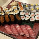 寿司を味わう 海鮮問屋 浜の玄太丸 - ・厳選握り五種
本まぐろ、トロタク、筋子軍艦、鯖棒寿司、海老天巻き