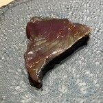 SUSHITOKYOTEN、 高輪 - 鰹(玉ねぎ醤油)