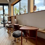 トラスホーム カフェ - イスが可愛い　テーブルと座卓があります