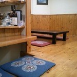 旬彩　みやび - カウンター席とテーブル席