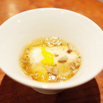 よろにく - 突き出しの生豆腐とキノコのジュレ