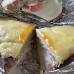 ブーランジェリー ブルディガラ - 奥がクロックマダム、手前がクロックムッシュの断面