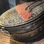 焼肉ハウス大将軍 - サーロインを店員さんが焼いてくれます