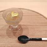 日本料理 新茶家 - 夕顔の上にウニを載せ、さらに出汁のジュレを載せた一品