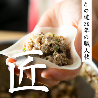 餃子を包み20年の職人技！