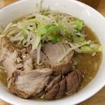 ラーメン二郎 - ラーメン 700円　麺半分・ヤサイ少なめ・ニンニクちょっと