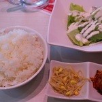 Manyuutei - ランチのライス、サラダ、ナムル、キムチ
