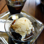 冨久豆 - コーヒーゼリーにリキュールをかけて