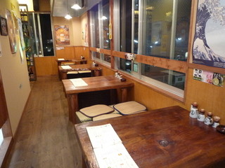 Izakaya Mametan - 窓辺が楽しいテーブル席