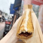 Mikasa Coffee Kyudo Ten - モッツァレラチーズカレーパン　中身はこんな感じ