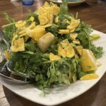 TOKYO BHAVAN - パクチーと季節のフルーツサラダ　1100円(量は3人で普通にとりわけ出来ます。)