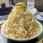 ホルモンセンター天狗家 - 千切りキャベツサラダ(中華ドレッシング)はマンガ盛り