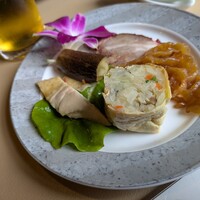 横浜中華街 北京飯店 - 取り分けた冷菜 手前右が「湯葉巻き」