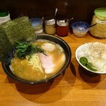 ラーメン 末廣家 - 「末廣家」ラーメン並640円・味玉80円・ライス140円(注文時、価格そのままで大盛りライスも可)