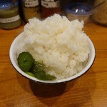 ラーメン 末廣家 - 「末廣家」大盛りライスも140円。注文時に大盛りを告げると価格そのままで大盛りライスに・・・。