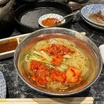近江焼肉ホルモンすだく - お替り無料のキムチをトッピングした冷麺
