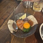 恋文酒場かっぱ 松濤 - サーモンとニラのユッケ〜いくら添え〜