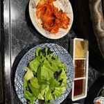 近江焼肉ホルモンすだく - キムチとサンチュはお替り無料で大満足