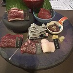 馬刺しと焼き鳥 グルマン三年坂 - 