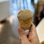 La Glacerie Paris - さんざん迷った挙句、ヘーゼルナッツのアイスクを(^^)
            これが、濃厚かつ香り高くて、素晴らしい一品でした！