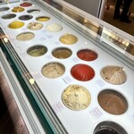 La Glacerie Paris - もちろん、一般的なアイスやジェラートも種類がたくさん♪選びきれなくて、ケースの前を何度も右往左往(^^)