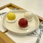 La Glacerie Paris - 料理写真:小粒のアントルメ・グラッセは、3ピースのセットで、４種からのチョイス。
フランボワーズにマンゴー、ココナッツなどがベースのお味ですが、中が何層かになっていて、単調じゃないんです。