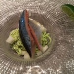 クッチーナ イタリアーナ ガッルーラ - ＜お口取り＞               軽く燻した「北海道産秋刀魚」と梨　あさつきを練り込んだ冷製タリオリーニ　大葉の香り