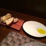 クッチーナ イタリアーナ ガッルーラ - ＜三種のパン＞            左奥の玉ねぎグラタンのせ？かのようなフォッカチヤが最高♪　オリーブオイルのお皿も素敵　※右はじのバケット一口食べかけです（笑）