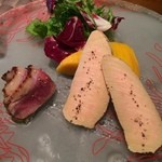 クッチーナ イタリアーナ ガッルーラ - ＜前菜２＞                    桜の木で軽く燻した「フレッシュフォアグラ」と「マンゴー」山形県産栃の木の花の蜂蜜サルサ　マグレ鴨のレアを添えて