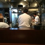 クッチーナ イタリアーナ ガッルーラ - 店内（料理する森岡シェフの背中）　
